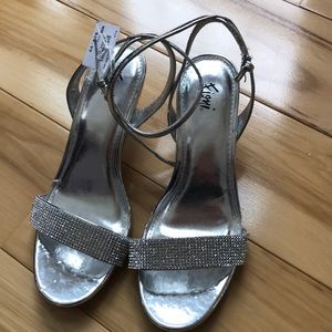 Sparkle!  Adorable pump.